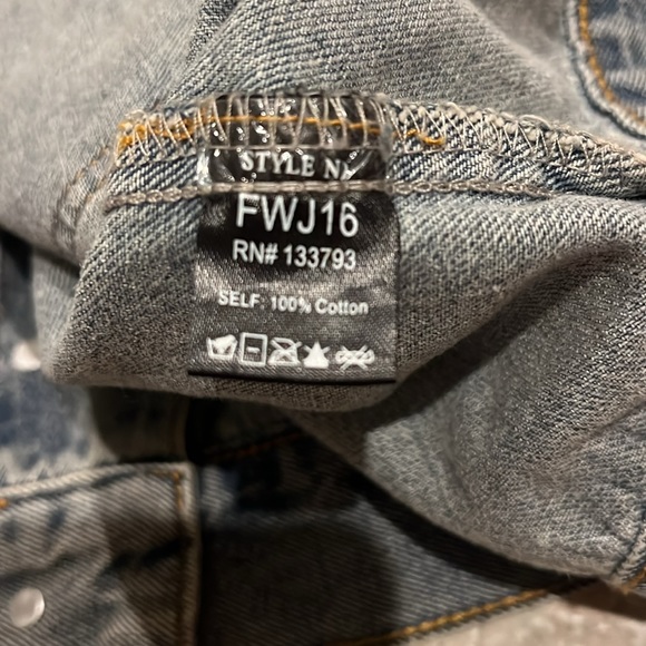 Vici Pearl and Embroidered North Star Distressed Denim Blue Jean Jacket New - Picture 12 of 13